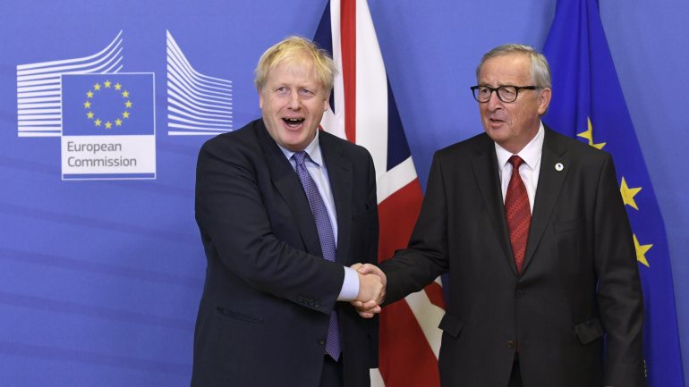 Boris Johnson e Jean-Claude Juncker na chegada a Bruxelas, onde ambos elogiaram o acordo alcançado