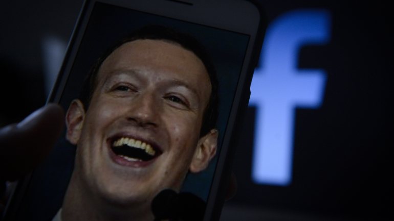 Há muito que o fundador do Facebook, Mark Zuckerberg, assumira o desafio da rede social em combater a disseminação de &quot;fake news&quot; nas suas plataformas