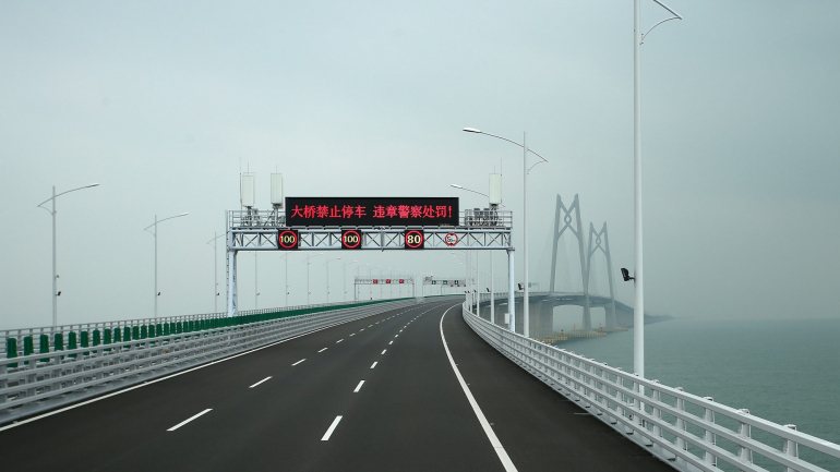Cerca de 5,35 milhões de turistas utilizaram a fronteira da ponte, considerada a maior travessia marítima do mundo