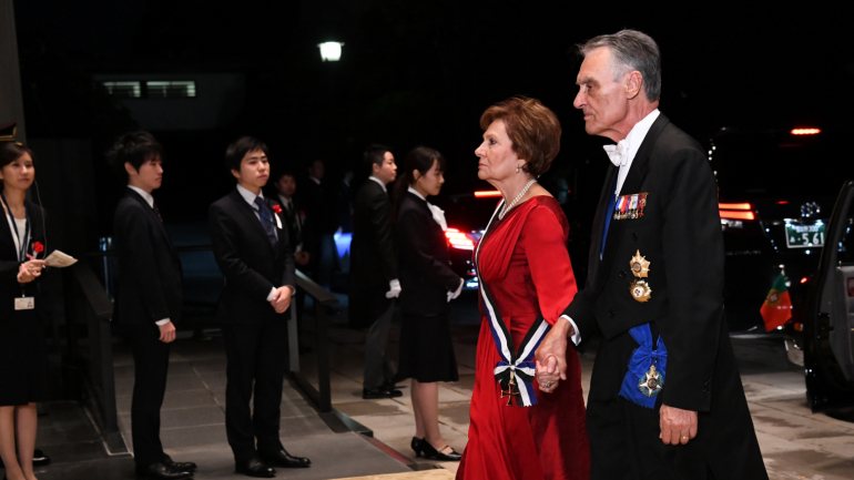 Cavaco Silva e Maria Cavaco Silva à chegada ao Banquete Imperial oferecido por Naruhito