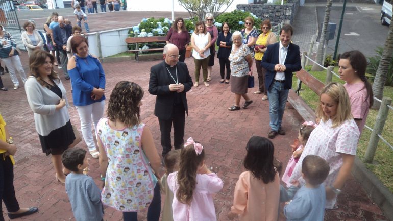As crianças receberam o bispo Nuno Brás da Silva Martins no Centro Social e Paroquial do Bom Jesus, em Ponta Delgada (Madeira), a 26 de junho de 2019