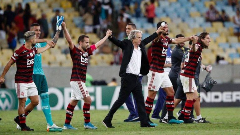 O treinador juntou-se aos jogadores no relvado para celebrar a passagem à final