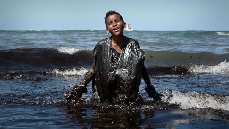 A mancha de petróleo já atingiu 225 praias no nordeste do Brasil