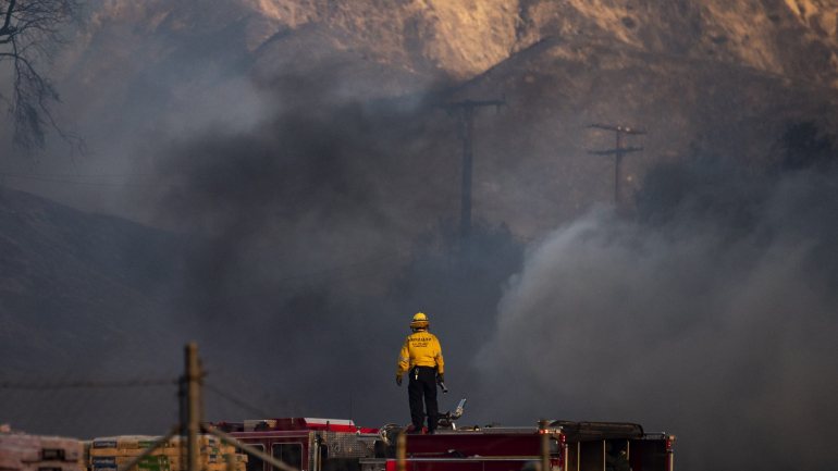 Há dois incêndios ativos ao longo das montanhas secas a norte de Los Angeles