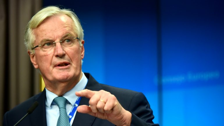 O negociador-chefe da UE para o Brexit, Michel Barnier, anunciou decisão dos 27 Estados-membros de adiar data de saída