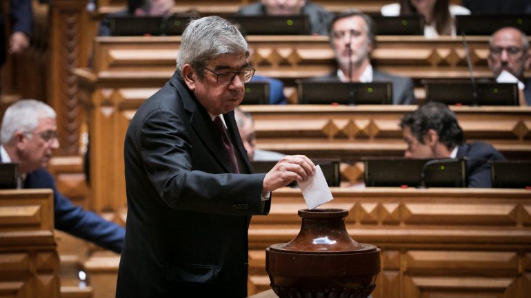 Ferro Rodrigues foi reeleito pelos deputados para mais um mandato como Presidente da Assembleia da República
