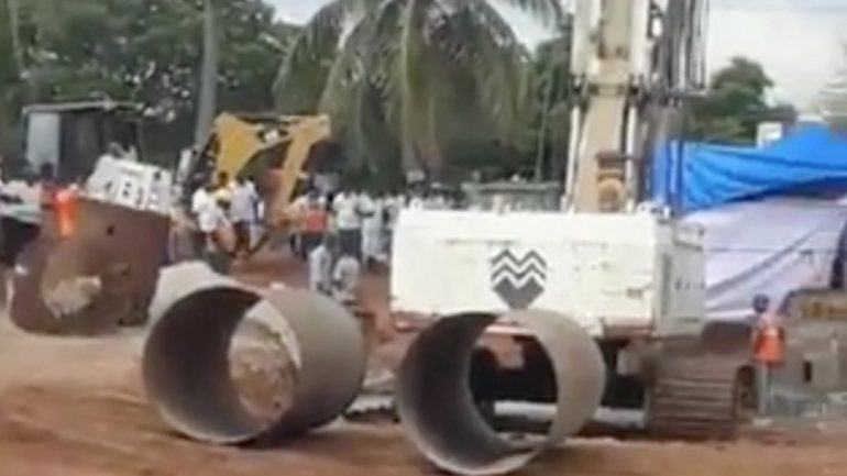 As equipas estão a tentar cavar com maquinaria pesada um segundo buraco paralelo ao poço para tentar chegar a Sujith Wilson