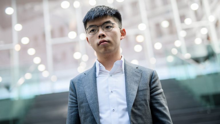 &quot;Condeno com veemência o facto de o governo estar envolvido em filtragem e censura políticas, privando-me dos meus direitos&quot;, afirmou Joshua Wong