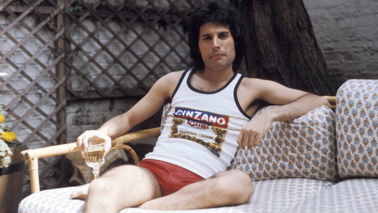Freddie Mercury deixou de tomar a medicação a 10 de novembro de 1991 e no dia 22 ficou em paz: confirmou ao mundo que tinha sida. Dois dias depois morreu