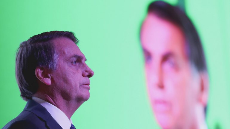 “Tenho o compromisso de tirar o Brasil do buraco, apesar da imprensa suja, nojenta, desonesta e imoral, como a Rádio e Televisão Globo”, disse Bolsonaro