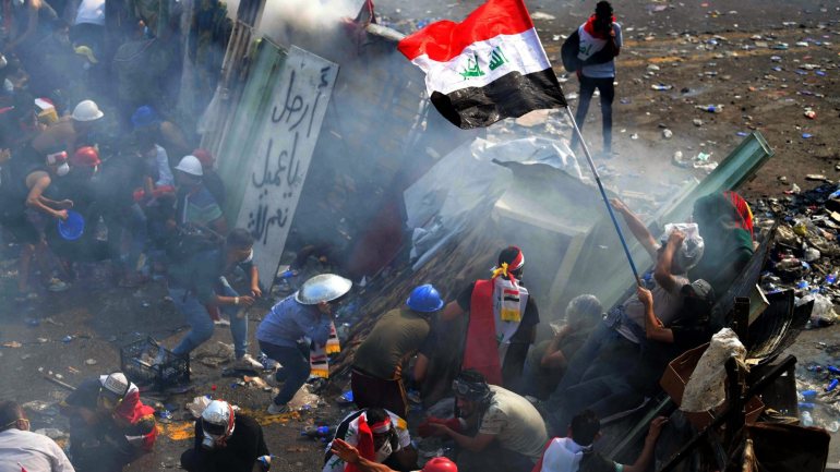 As manifestações já causaram 239 mortes desde 1 de outubro, segundo números oficiais. Ali al Bayati, membro da entidade pública e independente Comissão de Direitos Humanos do Iraque, afirma que foi registada a morte de pelo menos mais um manifestante esta quarta-feira
