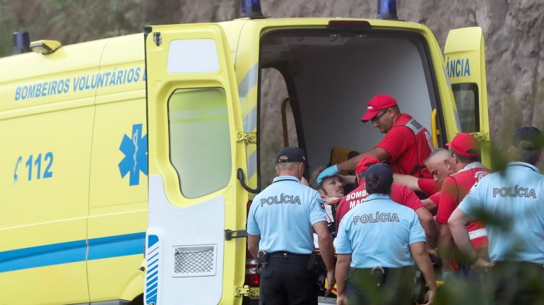 A derrocada junto à lagoa do Caldeirão Verde, no concelho nortenho de Santana, provocou 11 feridos