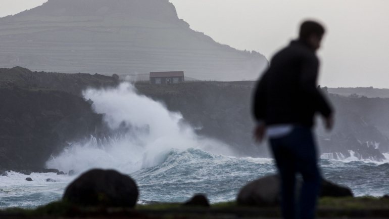 A tempestade encontra-se a noroeste dos Açores, deslocando-se a uma velocidade de 13 quilómetros por hora