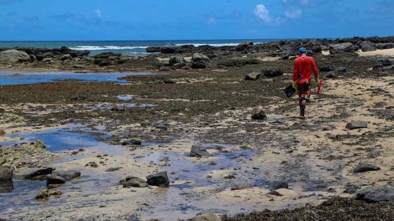 Voluntários ajudam no trabalho de recuperação de petróleo na praia de Itapuama, no Cabo de São Agostinho, Brasil, a 30 de outubro de 2019