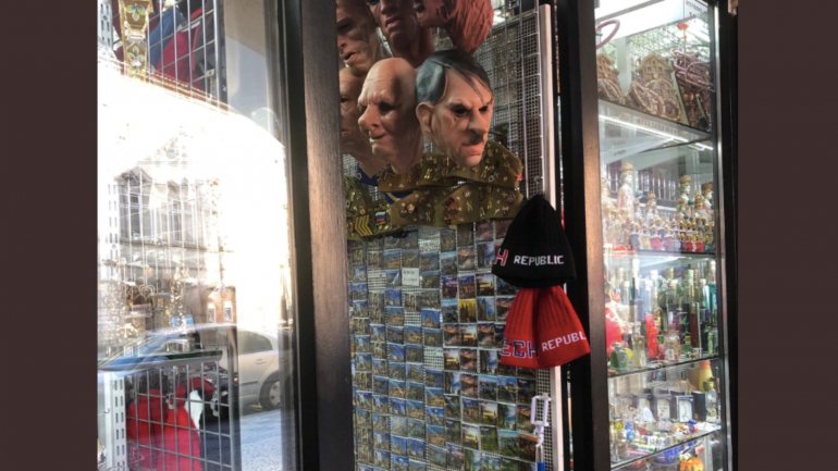 As máscaras estavam à venda numa loja no centro de Praga. A polícia está a investigar