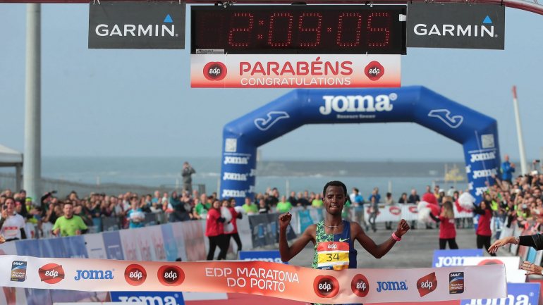 Deso Gelmisa venceu a 16.ª edição da maratona do Porto, com o tempo de 02:09.08 horas