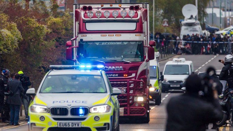 Corpos de 31 homens e oito mulheres foram encontrados a 23 de outubro dentro de um camião refrigerado numa zona industrial em Essex