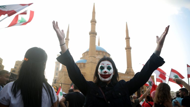 Uma manifestante mascarada de Joker num protesto em Beirute, no Líbano