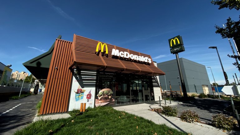 A McDonald's Corporation, casa-mãe dos restaurantes McDonald's, tem regras internas que proíbem os relacionamentos entre funcionários