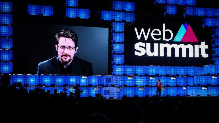 Edward Snowden trabalhou nos serviços secretos norte-americanos e denunciou o que sabia sobre uma série de programas de vigilância de cidadãos, abrindo um debate sobre privacidade
