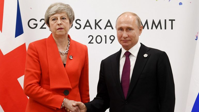 Theresa May e Putin durante a Cimeira do G20 em Osaka, no Japão que decorreu nos dias 28 e 28 de junho de 2019.