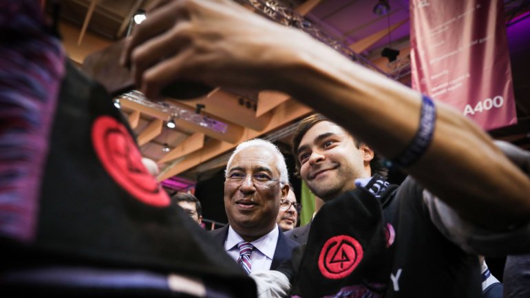 António Costa a tirar uma das muitas selfies que lhe pediram