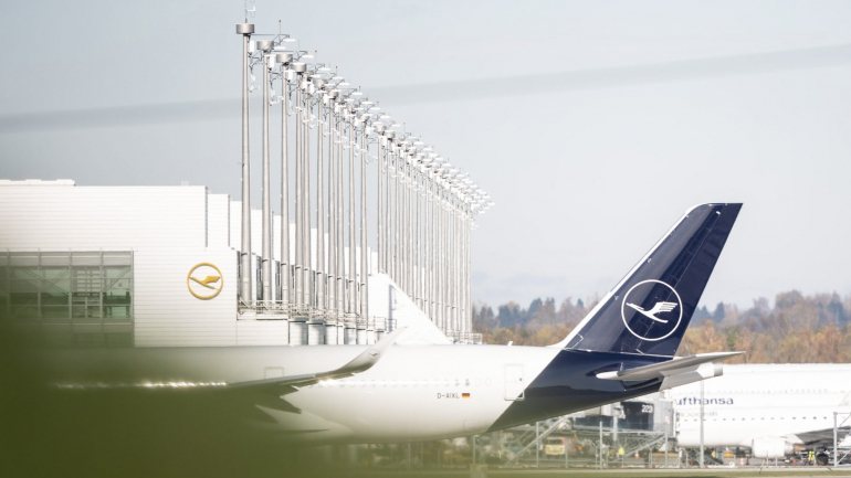 A Lufthansa anunciou na quarta-feira o cancelamento de um total de 1.300 voos esta quinta-feira e sexta-feira, depois de não ter conseguido que a justiça travasse a greve convocada