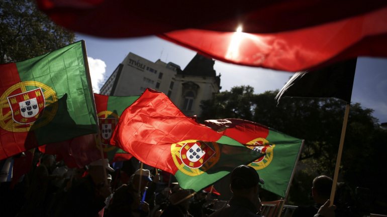 Face a 2013, no período da crise económica, o grau de satisfação dos portugueses subiu 0,5 pontos, acima da média da UE para o mesmo período (0,3)