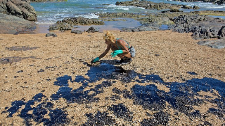 Há grupos de voluntários a limpar as praias, mas as autoridades alertam para os perigos do manuseamento deste petróleo