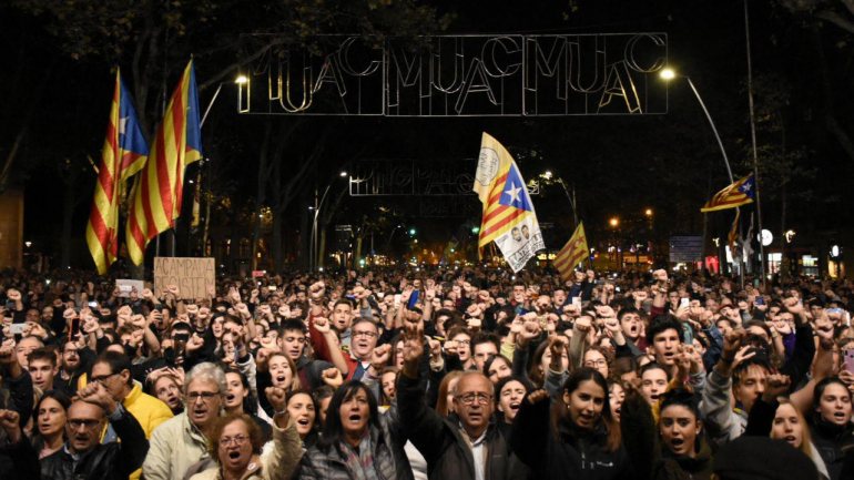 A plataforma Tsunami Democràtic convocou manifestações em 300 municípios da Catalunha