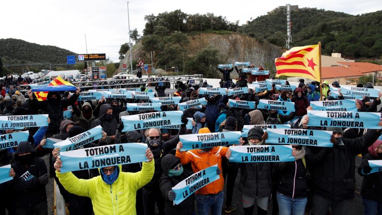 Nas redes sociais lançam-se apelos aos catalães para que se dirijam à fronteira de Jonquera, de carro ou a pé, de forma a manter os acessos bloqueados durante três dias