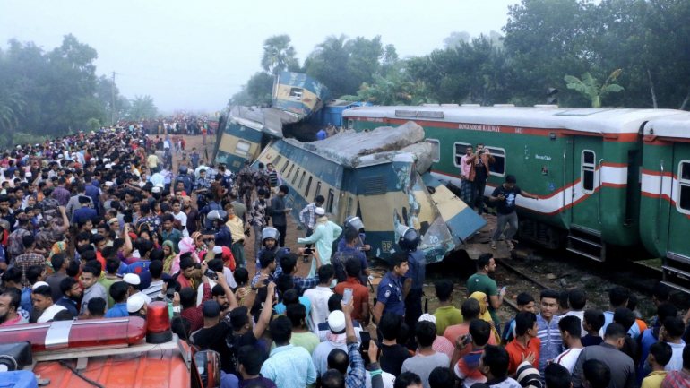 Os dois comboios colidiram em Brahmanbaria, 100 km a leste da capital do Bangladesh