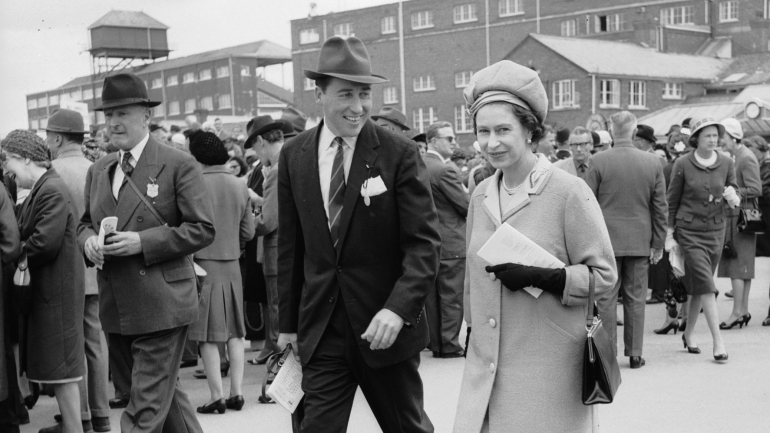 Lord Porchester e Isabel II eram amigos de infância. Ele morreu em setembro de 2001