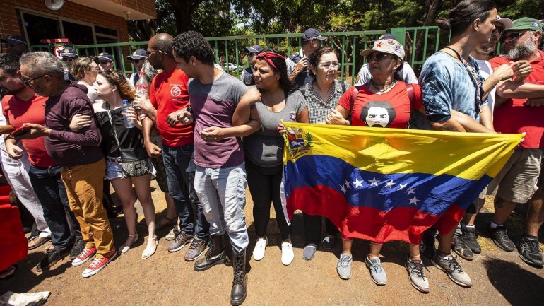 Ao início da manhã, um grupo de apoiantes de Juan Guaidó, chefe da Assembleia Nacional da Venezuela e autoproclamado Presidente daquele país, entrou na embaixada venezuelana em Brasília