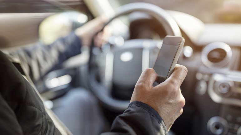 Quase sete em 10 condutores portugueses não resiste a espreitar mensagens e chamadas enquanto conduz