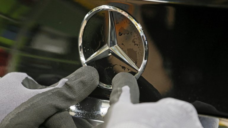 A empresa justifica redução de custos com a baixa rentabilidade dos camiões Mercedes-Benz na Europa e na América Latina