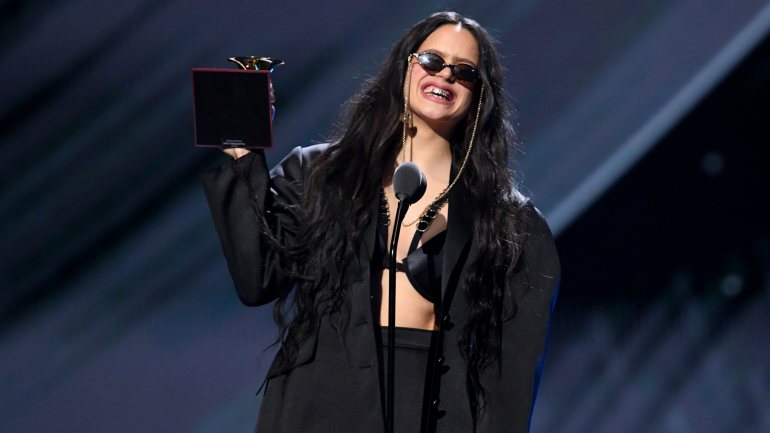 Um dos prémios que Rosalía arrecadou foi o de &quot;Melhor Álbum Vocal Pop Contemporâneo&quot;, com &quot;El Mal Querer&quot;
