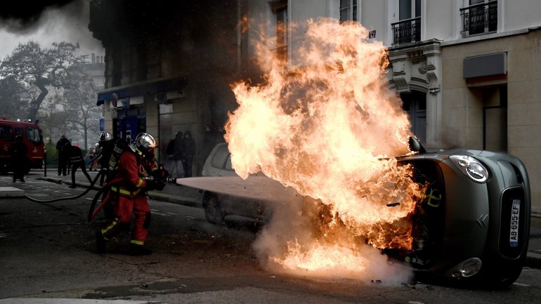 Manifestantes incendiaram viaturas em Paris