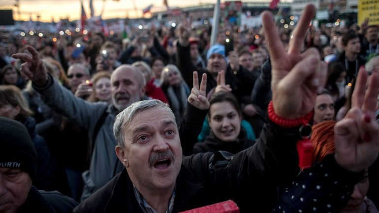 Mais de 200.000 checos concentraram-se no centro de Praga para pedir a saída do primeiro-ministro acusado de corrupção