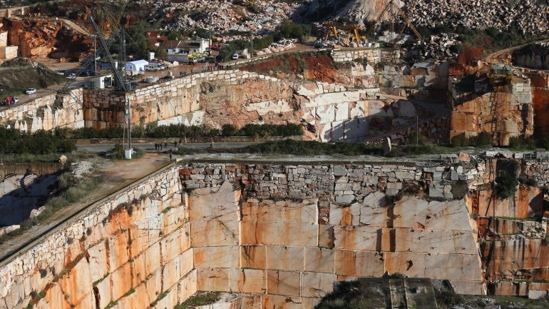 Há um ano um deslizamento de terras junto a pedreiras numa estrada entre Borba e Vila Viçosa causou cinco mortos