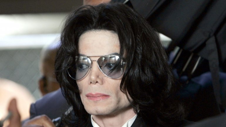 Os dois acusadores de Michael Jackson, que querem ser indemnizados a partir da fortuna que o cantor deixou, estão a ser processadas por três grupos de fãs do cantor.