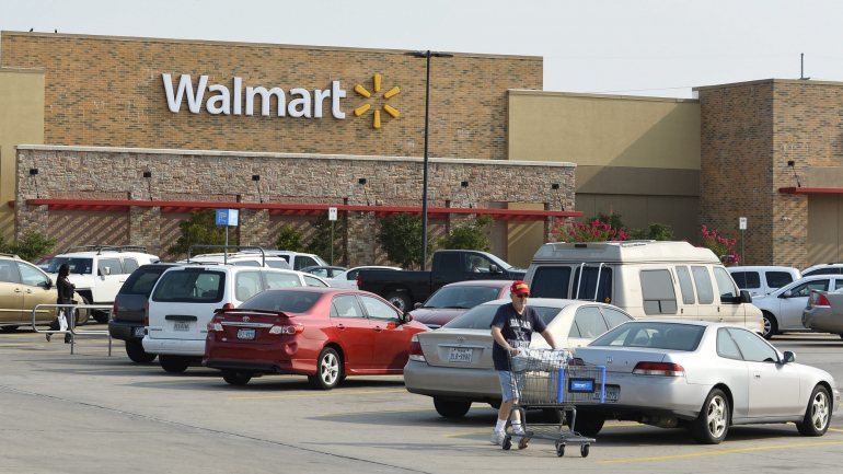 O atacante está entre as vítimas do tiroteio no parque de estacionamento de um Walmart