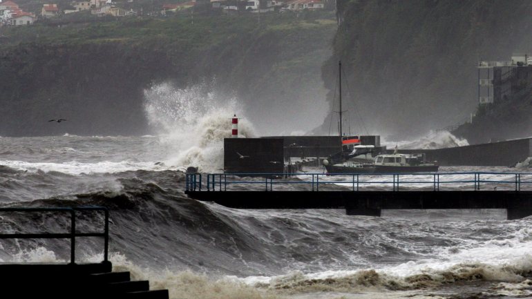 Para toda a costa portuguesa, o IPMA prevê ondas de noroeste com 4 a 4,5 metros