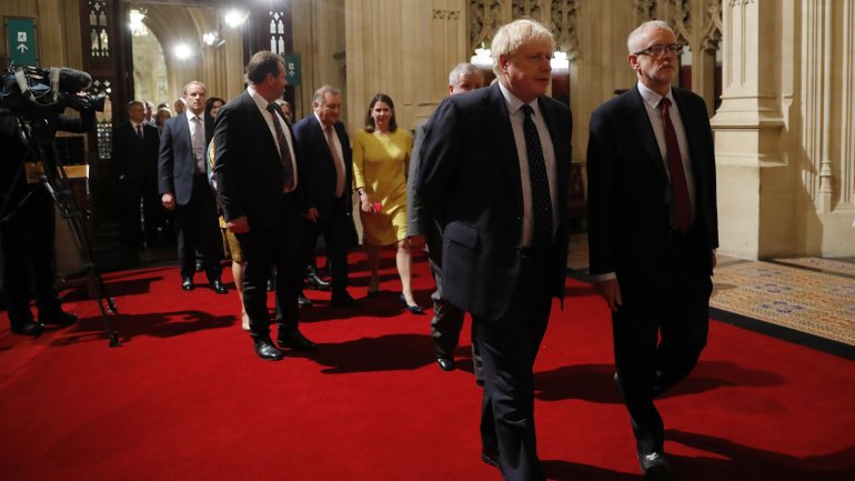 Jeremy Corbyn e Boris Johnson enfrentam-se pela primeira vez em eleições
