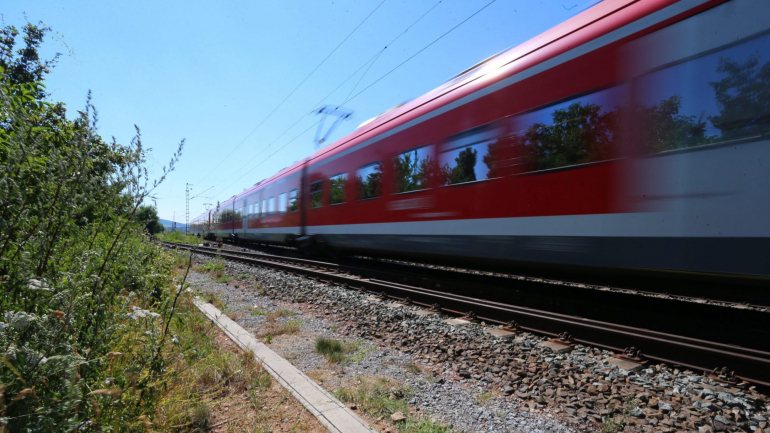 O atropelamento ferroviário ocorreu ao quilómetro 96,650 e o alerta foi dado às 19h10