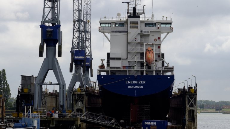 Segundo a agência EFE, foi a tripulação da embarcação a encontrar o grupo, que estava escondido numa zona de refrigeração de uma embarcação que saiu do porto de Vlaardingen, perto de Roterdão