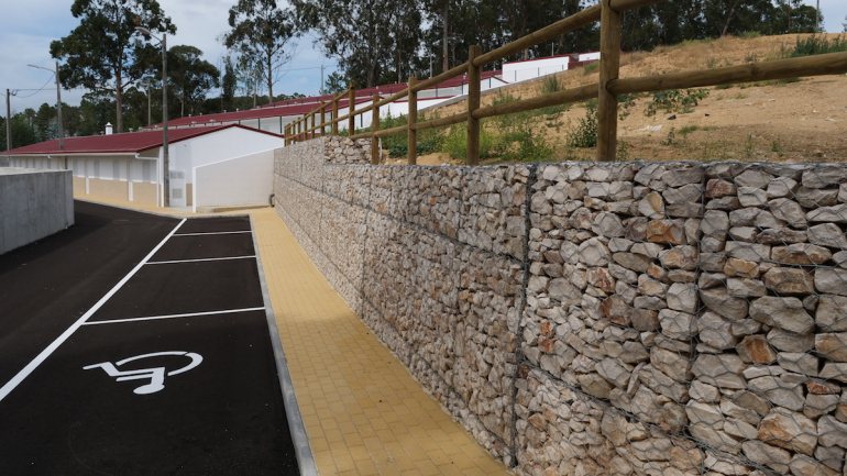 Fotografia fornecida pela câmara municipal de Leiria, onde se vê o muro do lado esquerdo