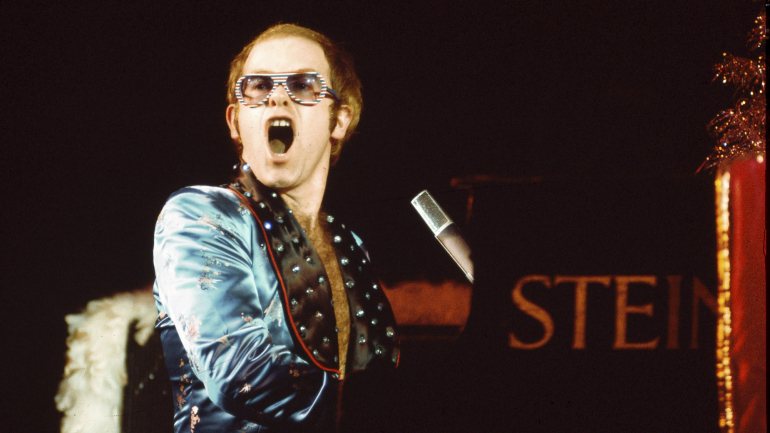 Elton John ao vivo no Hammersmith Odeon, Londres, em meados da década de 70