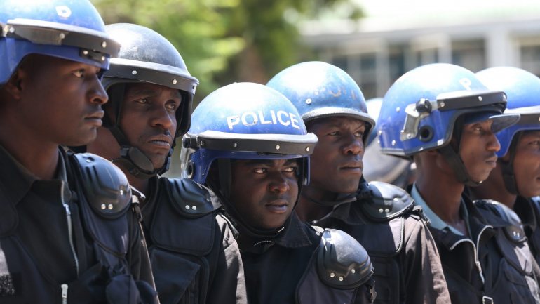 Protestos promovidos pela oposição têm sido reprimidos pela polícia zimbabuense