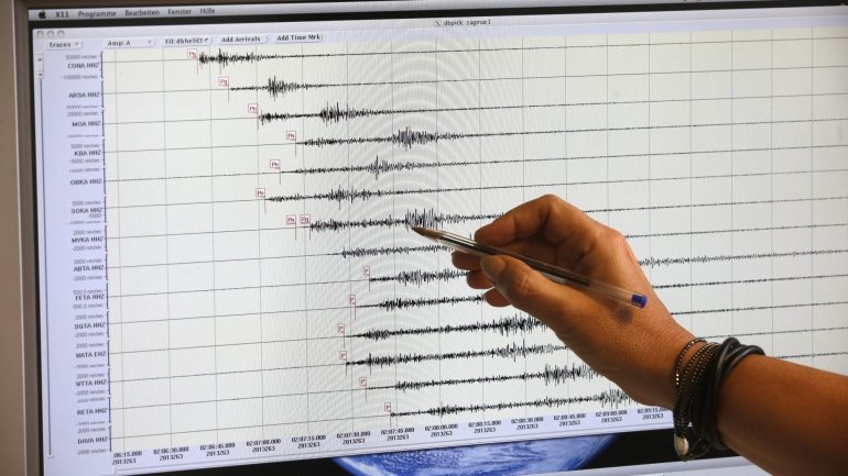 Não ficou claro se o sismo de magnitude 5,4 registado às 11h30 UTC foi uma réplica do sismo de 6,3 às 4h27 UTC